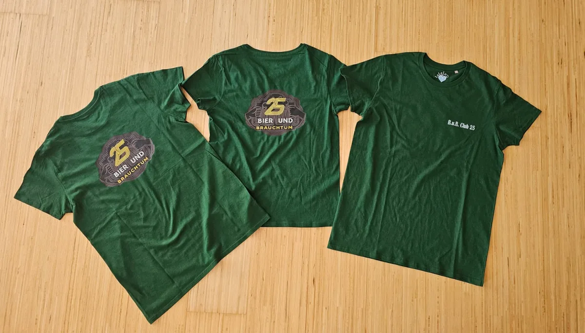 Drei dunkelgrüne T-Shirts mit individuellem Rücken- und Brustdruck für Vereine und Clubs