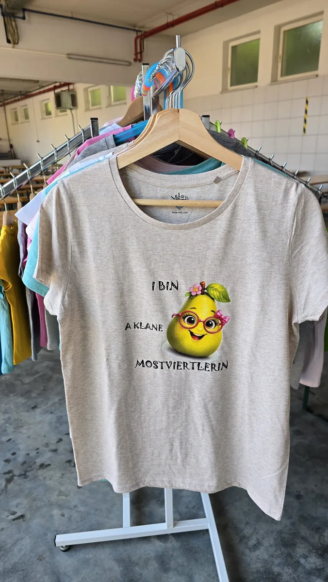 Helles Damen T-Shirt auf Kleiderbügel mit fröhlichem Birnenmotiv und Schriftzug