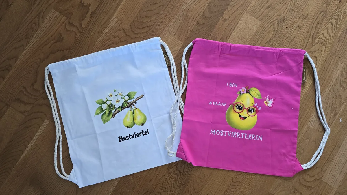 Weißer Turnbeutel mit Birnenzweig und pinker Beutel mit Birnenmädchen