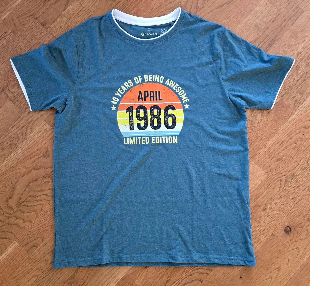 Blaues T-Shirt mit Retro-Sonnen-Aufdruck April 1986 Limited Edition zum 40. Geburtstag