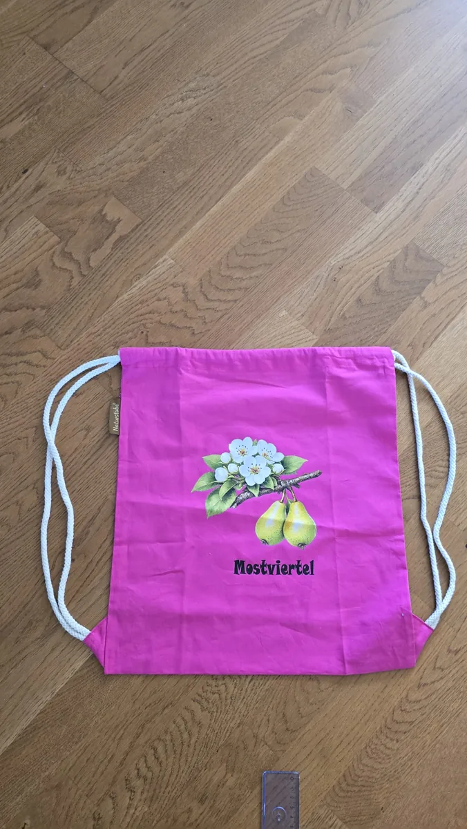 Leuchtend pinker Turnbeutel mit detaillierter Birnenblüten-Illustration und Mostviertel-Schriftzug