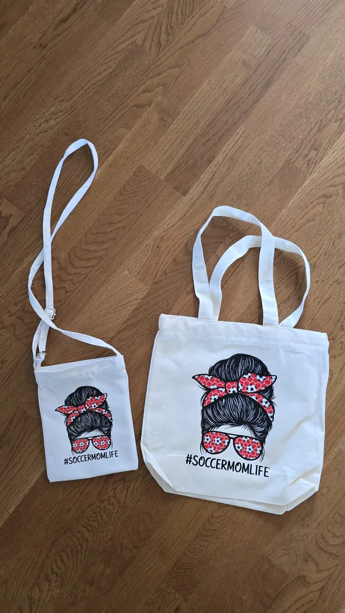 Weiße Umhängetasche und Shopper mit modischer Soccer-Mom-Illustration