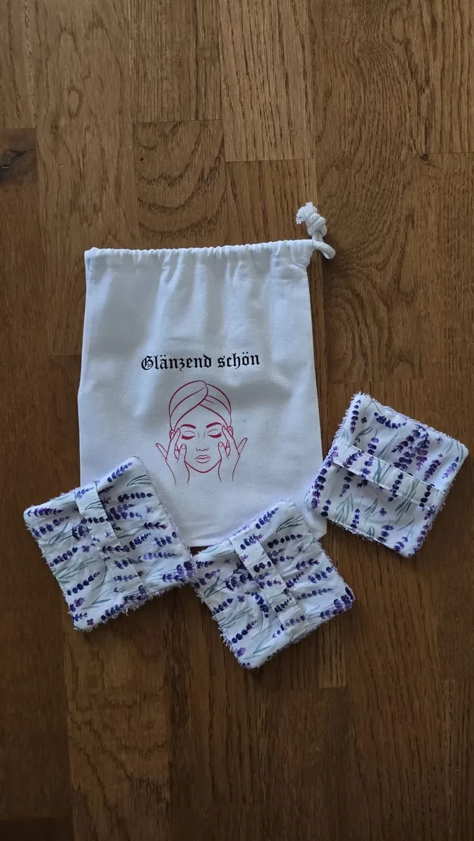 Weißes Geschenksäckchen Glänzend schön mit drei waschbaren Abschminkpads im Lavendel-Design