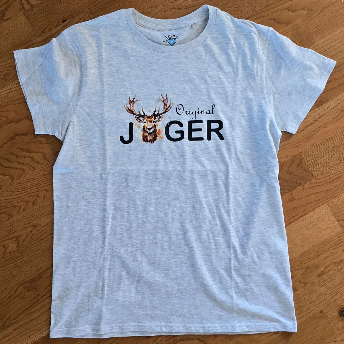 Helles Herren T-Shirt mit detailreicher Hirsch-Aquarellgrafik und Original Jaga Schriftzug