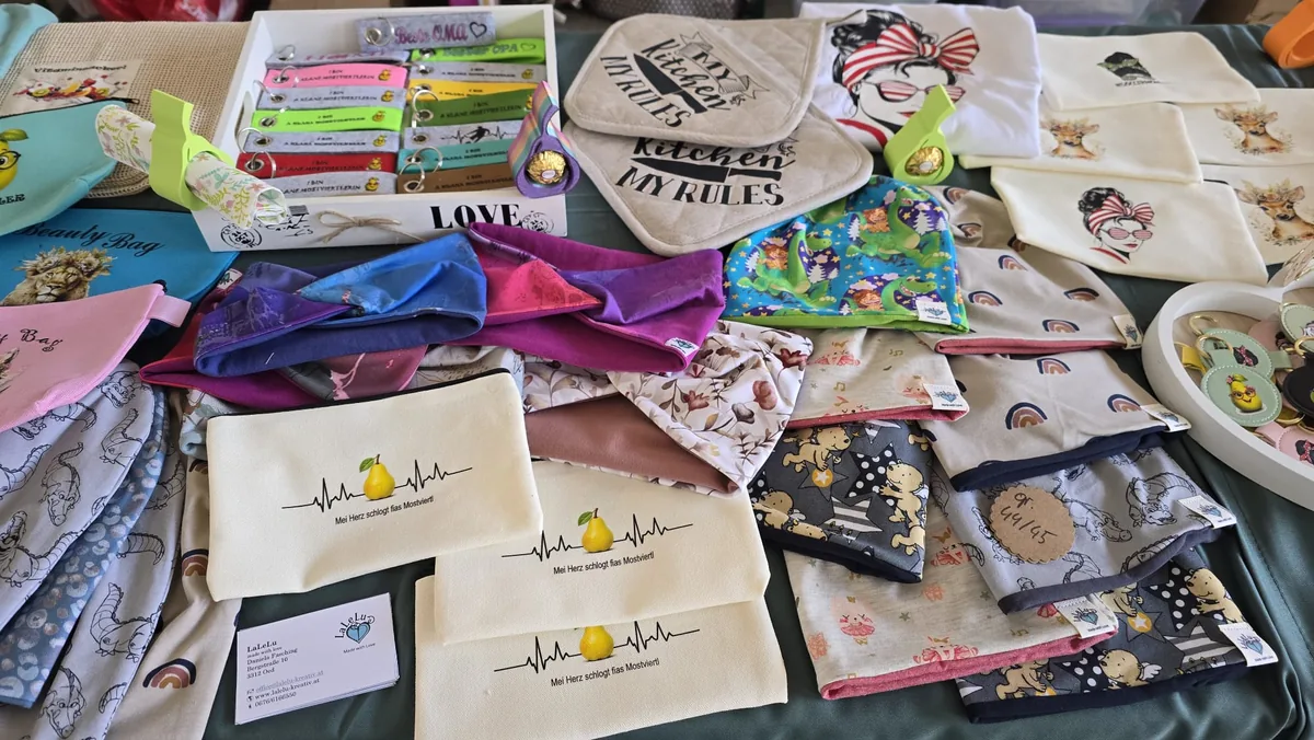 Bunte Marktstand-Präsentation mit handgenähten Stirnbändern, Beanies, Täschchen und Accessoires