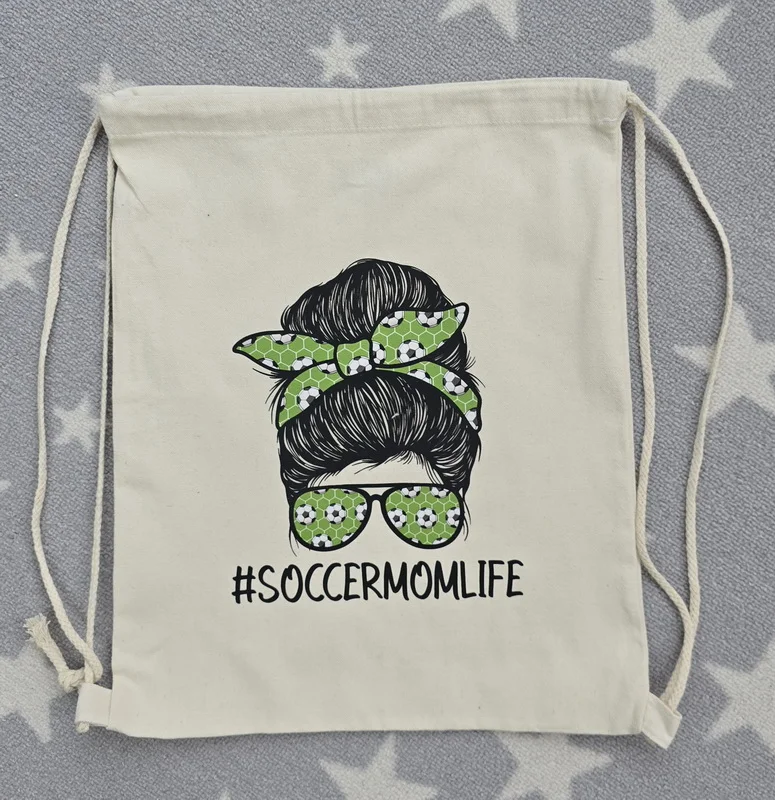 Beigefarbener Turnbeutel mit Soccer Mom Sport-Illustration