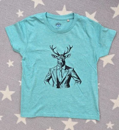 Türkises T-Shirt mit Hirsch-Illustration im Anzug